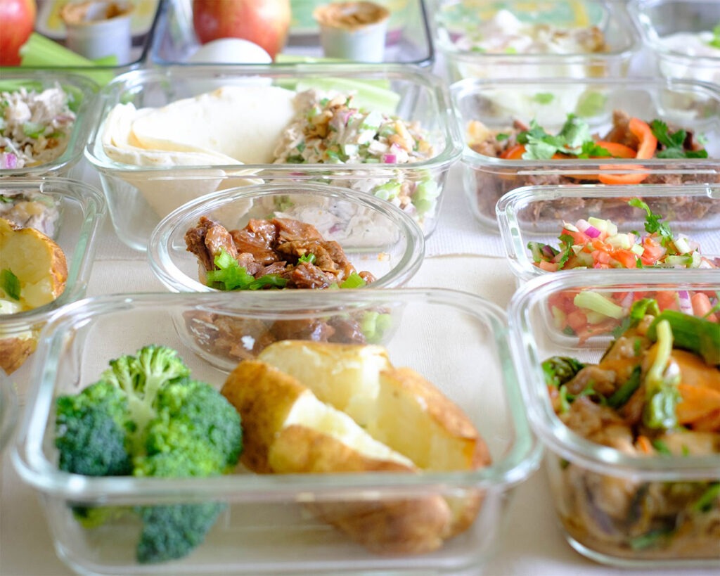 glass meal prep containers with food