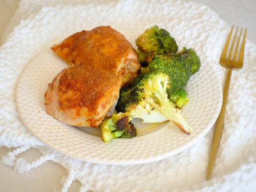round plate with air fryer chicken and broccoli