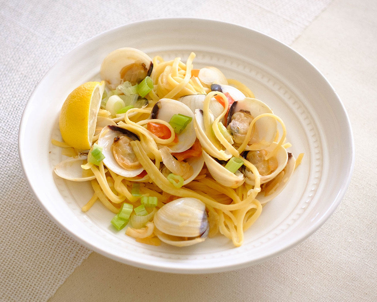 round plate with linguini pasta and clams