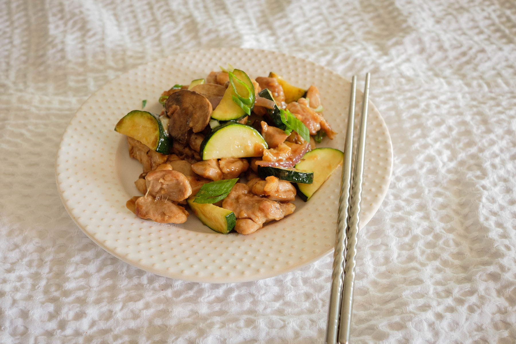 chicken stir fry with mushroom and zucchini