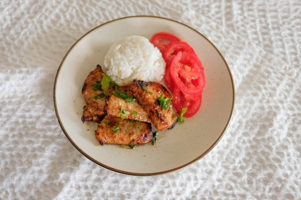 pork loin slices with white rice and sliced tomatoes