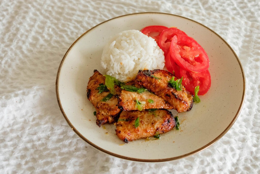 pork loin slices with white rice and sliced tomatoes